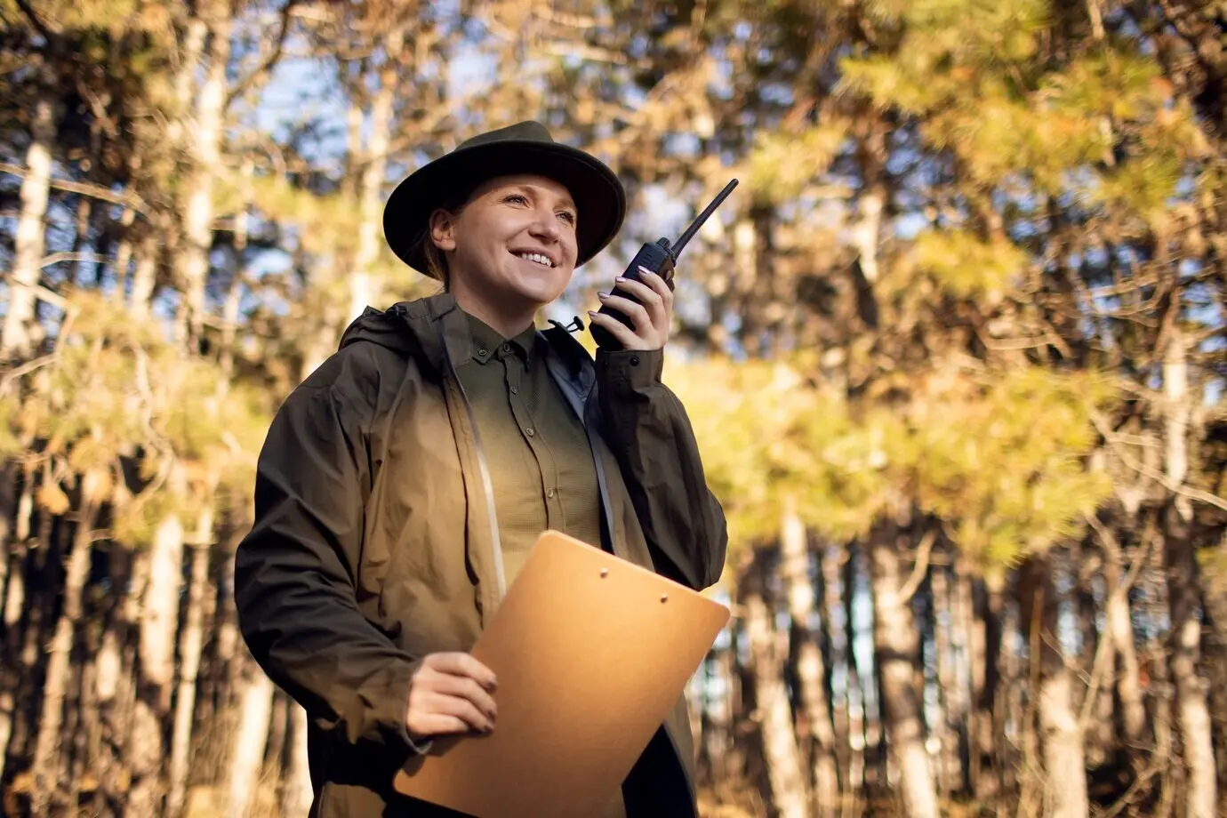 Nahaufnahme eines Parkrangers im Wald
