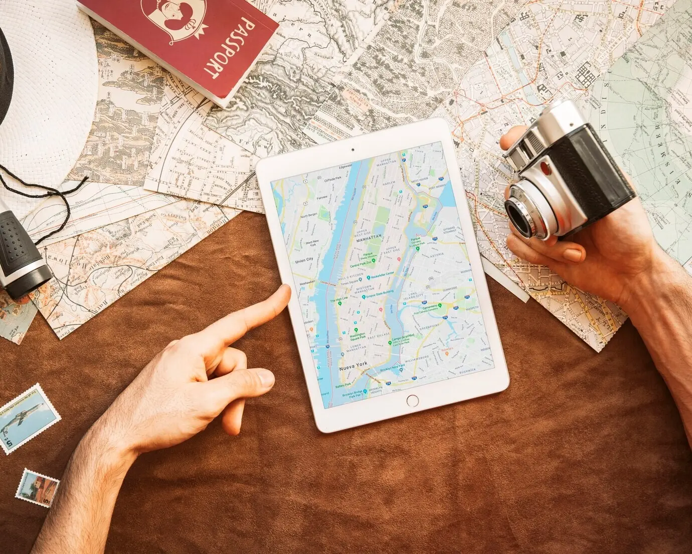 Eine Person mit einem Tablet und einer Kamera