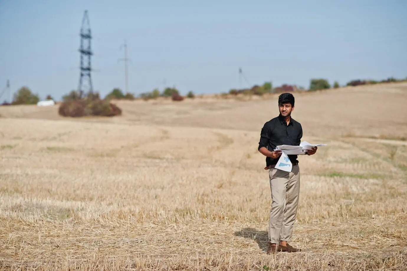 Südasiatischer Agronom und Landwirt warf auf einem Weizenfeld die Papiere in den Himmel – Konzept der Agrarproduktion.