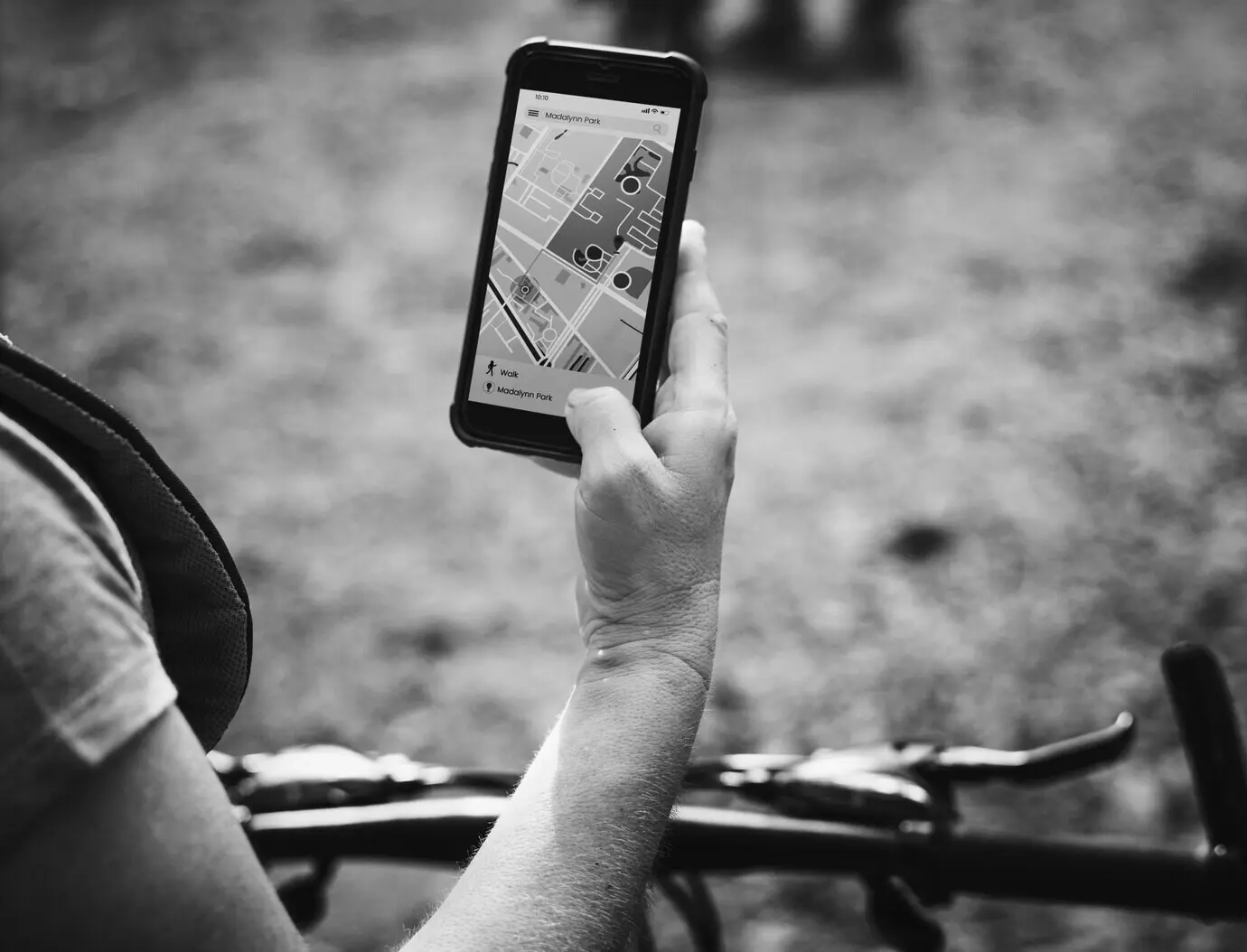 Eine Frau überprüft die GPS-Karte.