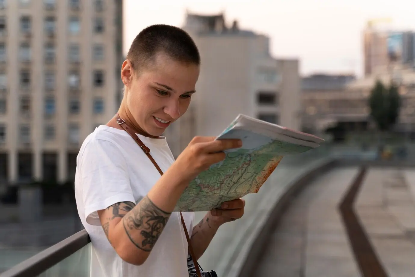 Eine behinderte Person mit Oligodaktylie an den Händen.